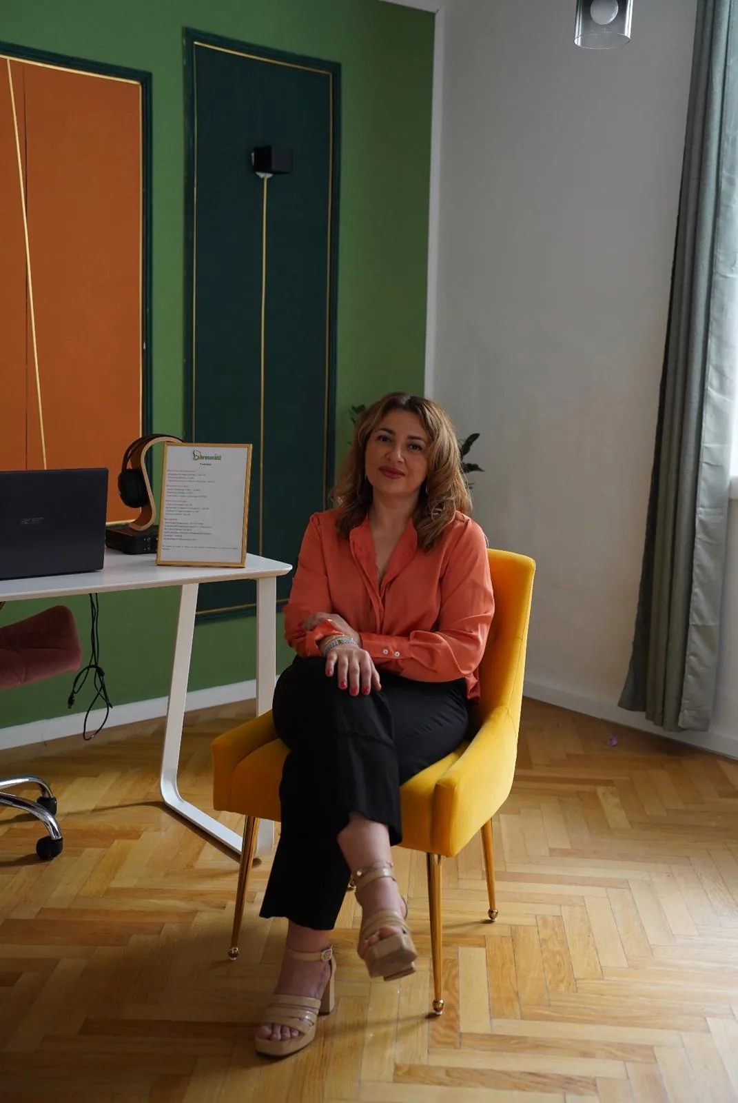Roxana Tudor în cabinetul ei de biorezonanță din Viena