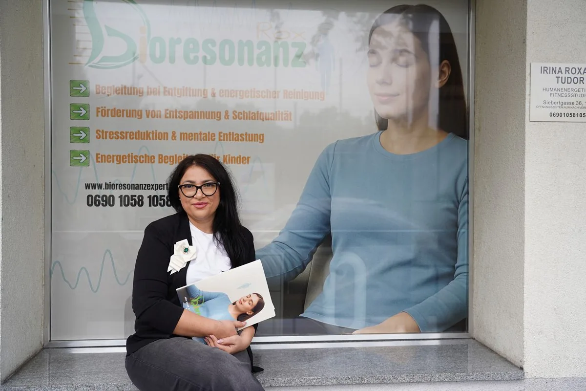 Roxana Tudor în vitrina cabinetului ei din Viena